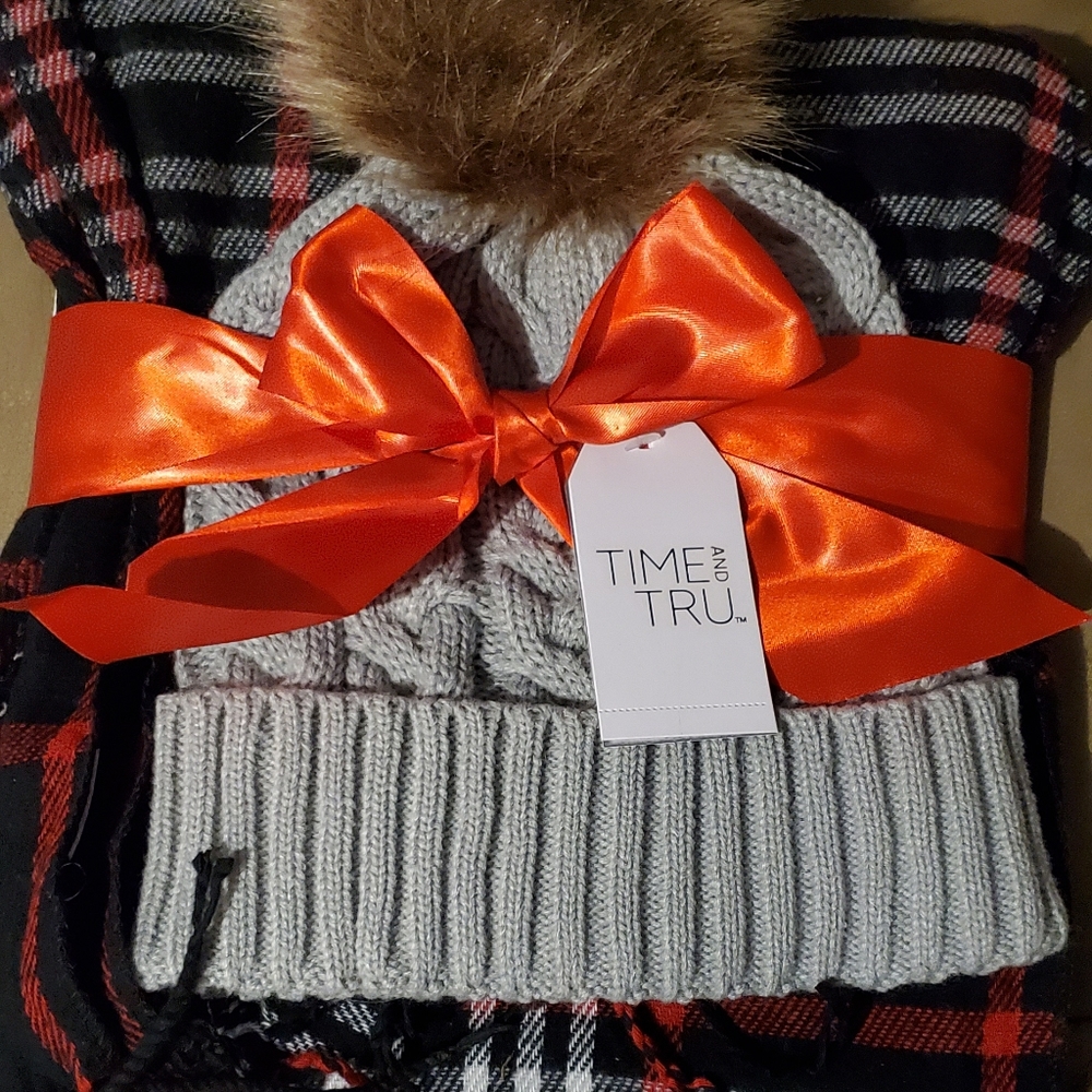 Women's Winter Gray Plaid Hat and Scarf Set